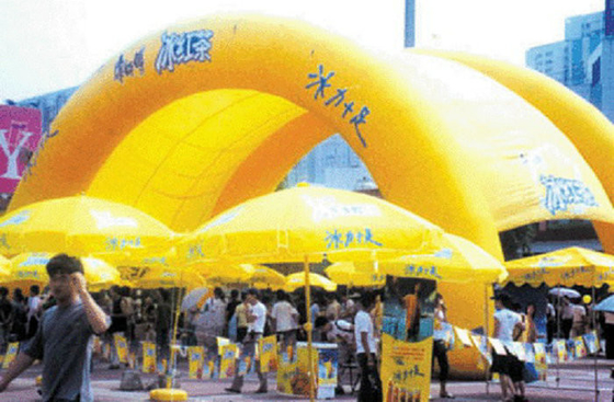 Met een laag bedekte Nylon van de rode Kleuren adverteert het Openlucht Opblaasbare Tent pvc voor Zaken