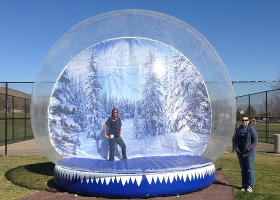 Pret het Spelen Bol die van de de Yard de Opblaasbare, Menselijke Sneeuw van de Sneeuwbol Foto's binnen nemen