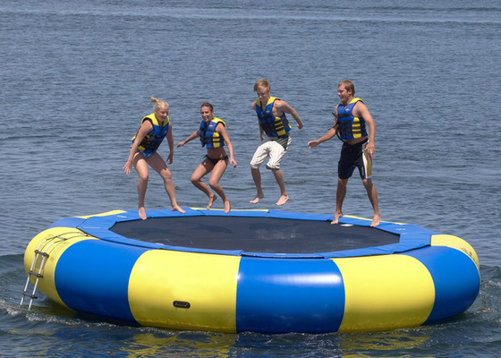UV Beschermende Drijvende Watertrampoline, Slag - bedekte Trampoline Twee omhoog Kant met een laag