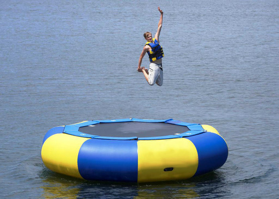UV Beschermende Drijvende Watertrampoline, Slag - bedekte Trampoline Twee omhoog Kant met een laag