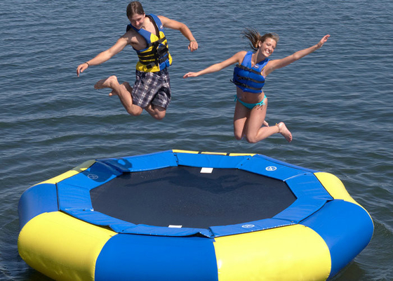 UV Beschermende Drijvende Watertrampoline, Slag - bedekte Trampoline Twee omhoog Kant met een laag