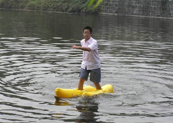 Het lopen op van het Speelgoednice van het Water de Opblaasbare Water Spelen van de de Verschijnings Gele Schoen